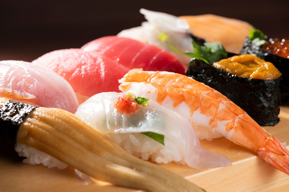 寿司が並ぶ高級和食レストランの料理イメージ